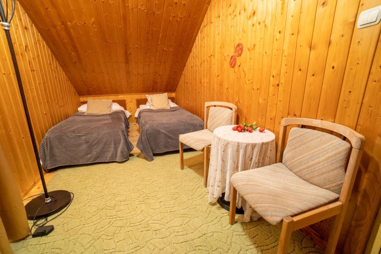 Gosciniec Debowa Gazdowka Bed & Breakfast Ustrzyki Dolne Exterior foto